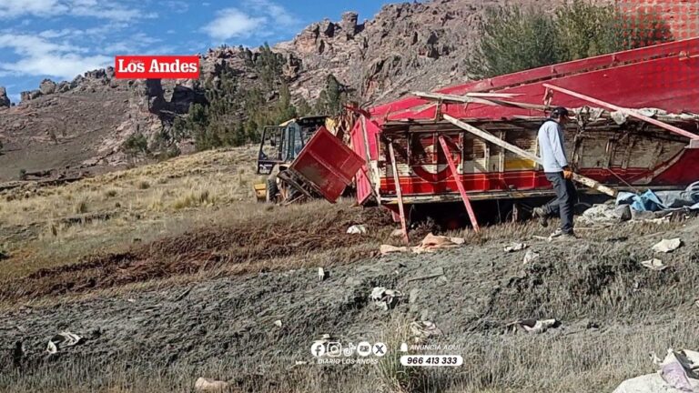 Tráiler con cemento de procedencia boliviana se despista en Moho