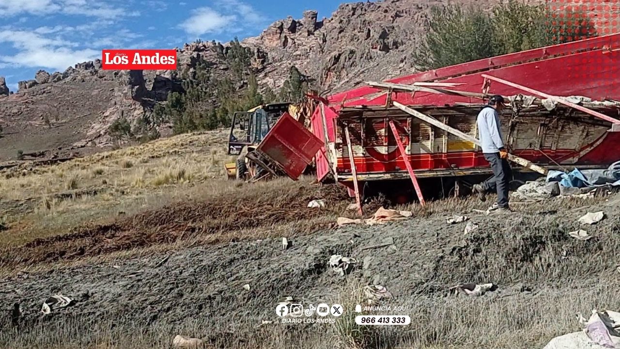 Tráiler con cemento de procedencia boliviana se despista en Moho