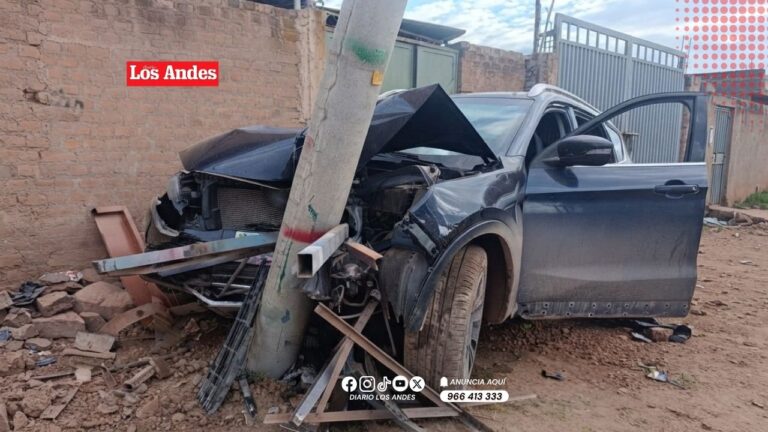 Automóvil choca contra poste y vivienda  en Juliaca