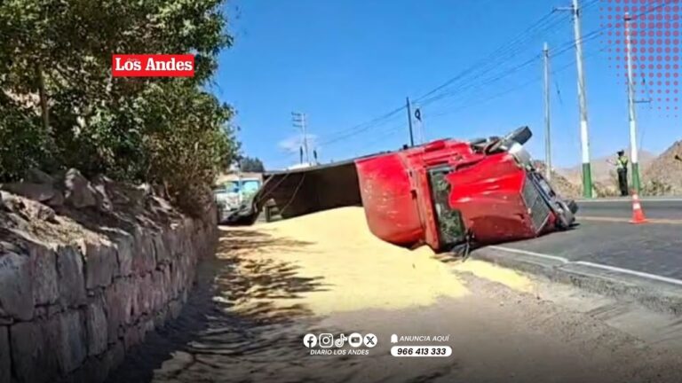 Tráiler cargado con soya se vuelca en la variante de Uchumayo y bloquea carril