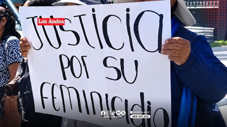 Familiares exigen justicia en la Divincri por el feminicidio de una joven estudiante en Yura