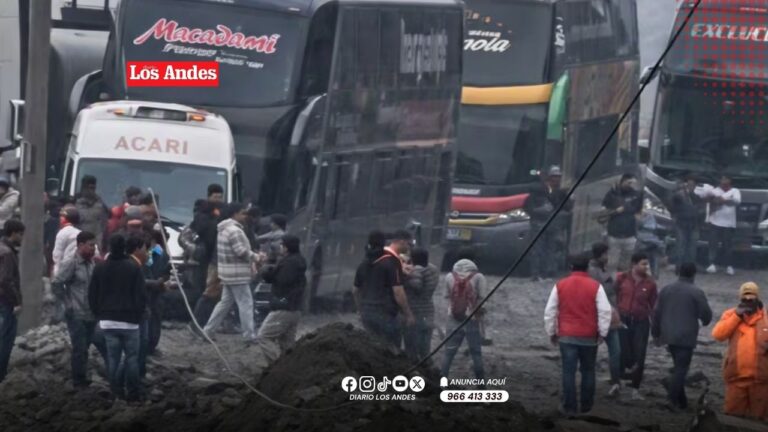 Derrumbe de piedras en la Panamericana Sur bloquea el tránsito entre Ático y Ocoña