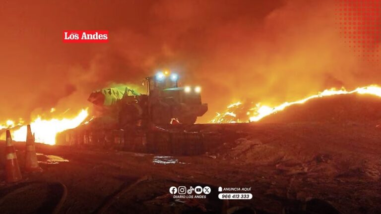 Seis compañías de bomberos sofocan incendio en relleno sanitario de Majes tras 14 horas de combate