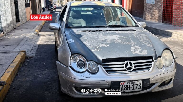 Vehículo abandonado en desvío de Zamacola genera accidentes y bloquea el tránsito tras tres días
