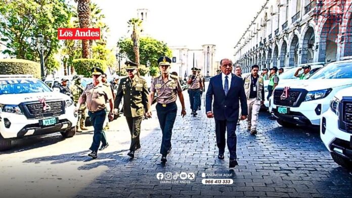 Entrega de 100 camionetas a la Policía Nacional para reforzar la seguridad ciudadana en Arequipa.