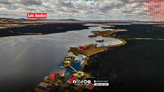 Vista aérea de los totorales afectados por el incendio forestal en Los Uros, cerca de la Reserva Nacional del Titicaca, en Puno.