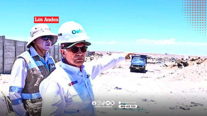 Ministro del Ambiente y especialistas del OEFA supervisan el botadero de residuos sólidos Santana Chiri en Paracas, Ica.