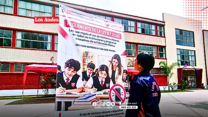 Estudiantes de un colegio utilizan teléfonos celulares durante la jornada escolar en Perú.