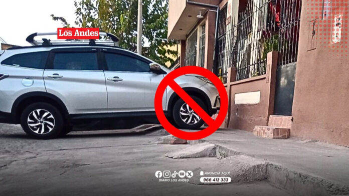 Imagen: vehículo invadiendo vereda